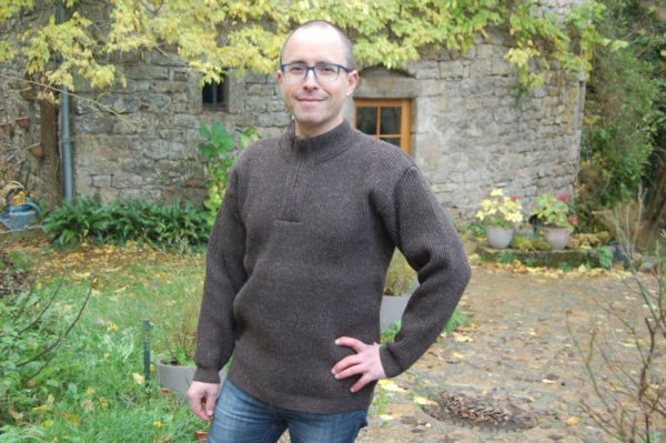 pull rava marron foncé à col montant à zip