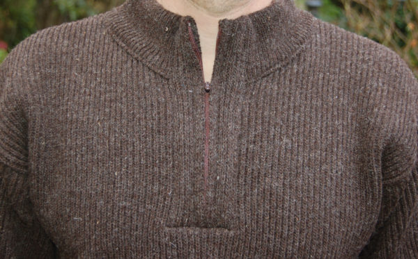 pull rava marron foncé à col montant à zip