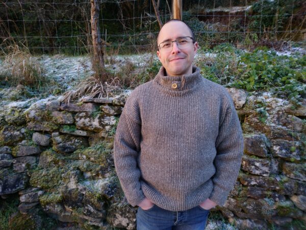 pull à col montant avec bouton en buis