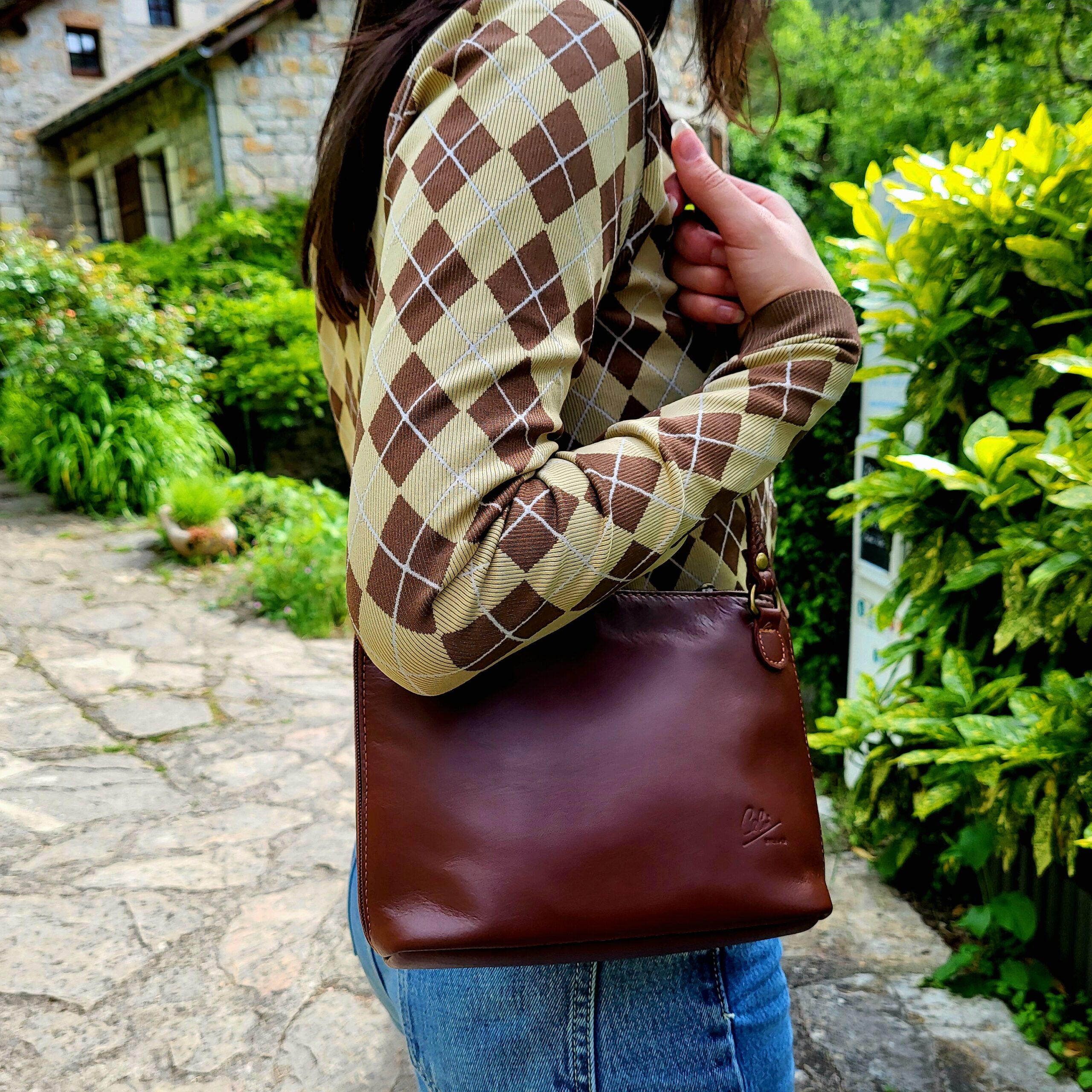 sac en cuir marron à l'épaule